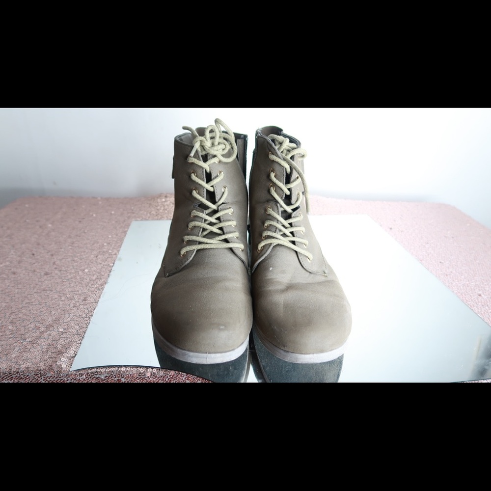 Olive green booties ✨